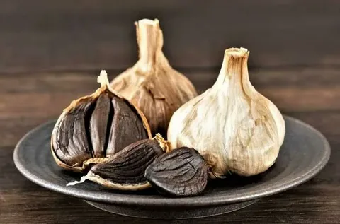 تصویر 2 از سیر سیاه خشک شده پودر شده برای آشپزی حرفه‌ ای